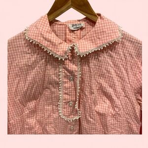Sweet vintage 50’s-60’s pink gingham Betty Lou maternity top pocket lace trim
